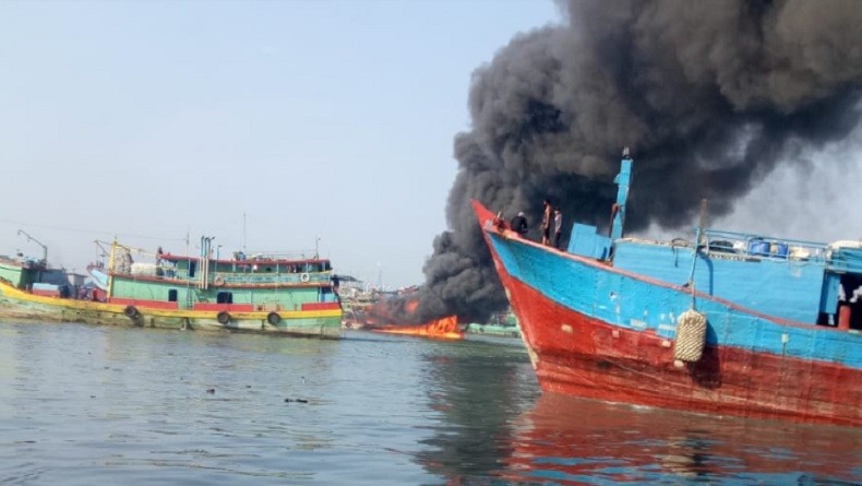 Kapal Terbakar di Pelabuhan Muara Baru, 25 Personel Damkar Berjibaku Padamkan Api