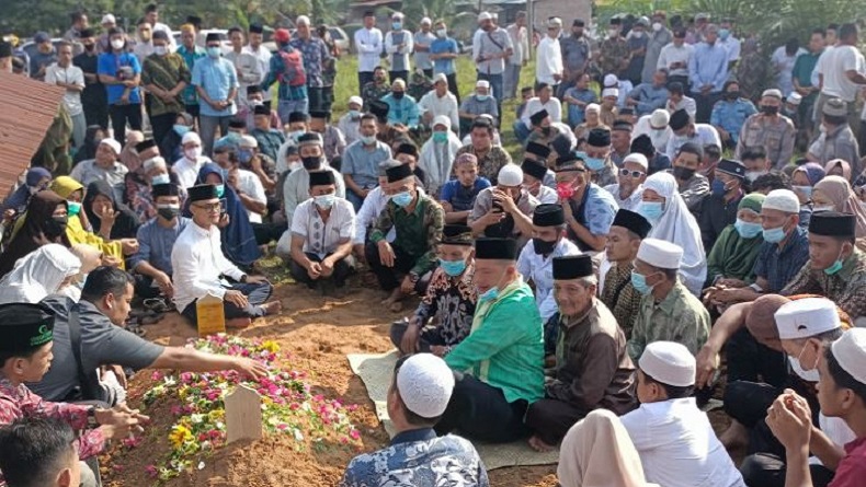Pekik Tabir dan Air Mata Iringi Pemberangkatan Jenazah Ketua MUI Labura ke Permakaman