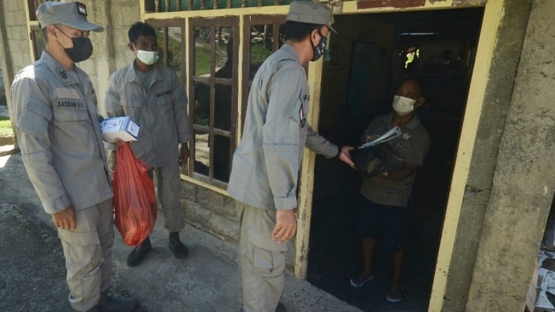 Bakamla ZMTh Bagikan Paket Sembako kepada Nelayan di Minahasa Utara