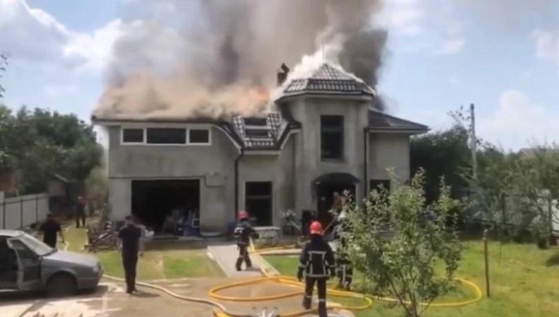 Pesawat Hantam Atap Rumah, 3 Penumpang dan 1 Pilot Tewas Seketika