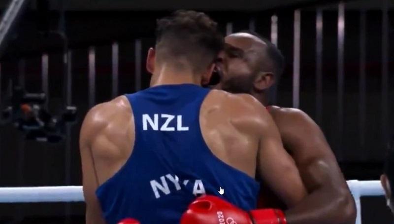 Petinju Maroko Coba Gigit Lawannya di Olimpiade 2020, Mau Tiru Mike Tyson?