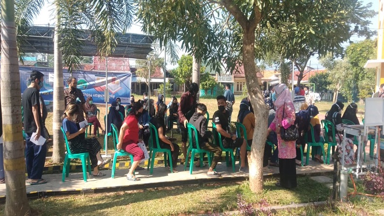 Percepat Vaksinasi, Petugas Puskesmas di Subang Door to Door ke Rumah Warga