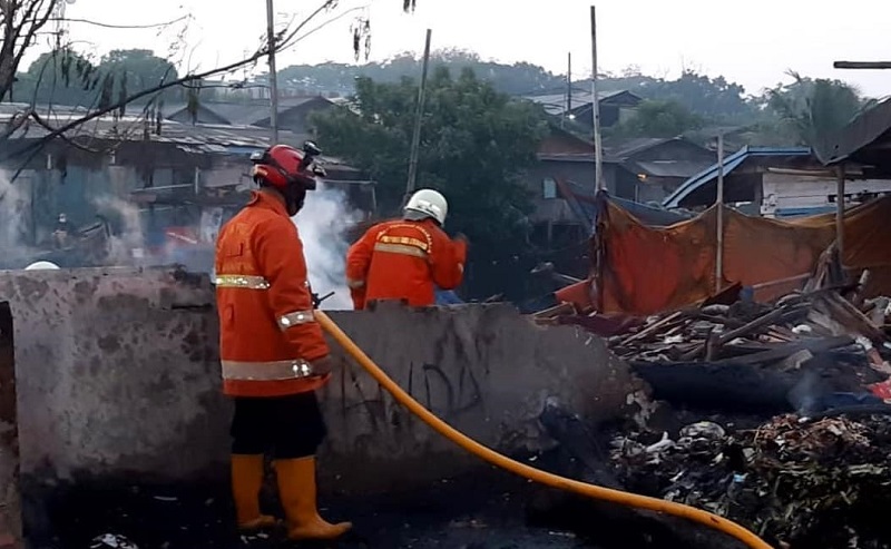 Kebakaran Hanguskan Lapak dan Perahu Nelayan di Cilincing, Kerugian Capai Rp100 Juta