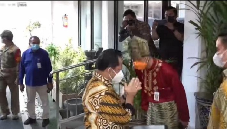 Momen Lucu Mendagri Tito Tak Kenali Ganjar saat Berpakaian Adat