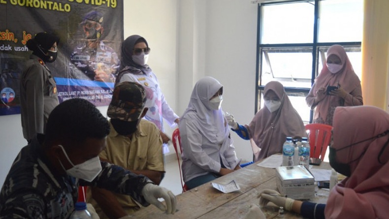 Ratusan Warga Pesisir Antusias Ikuti Vaksinasi Covid-19 Massal Lanal Gorontalo