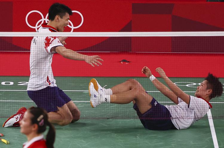 Kalahkan Ganda Campuran Nomor 1 Dunia, Wang/Huang Raih Medali Emas Olimpiade
