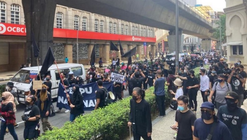 Ratusan Warga Turun ke Jalan Tuntut PM Muhyiddin Turun