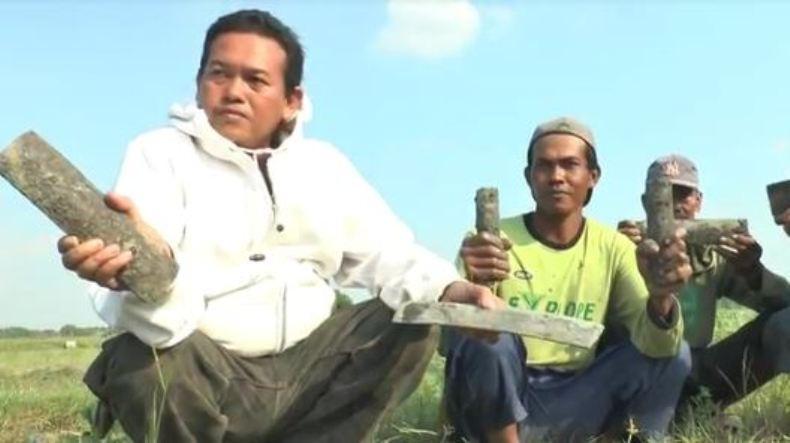 Mencangkul Sawah, Petani di Grobogan Temukan Bagian Gamelan Diduga Benda Kuno 