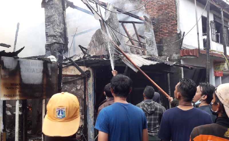 Kebakaran Landa Permukiman Warga di Karet Tengsin, Diduga akibat Korsleting Listrik