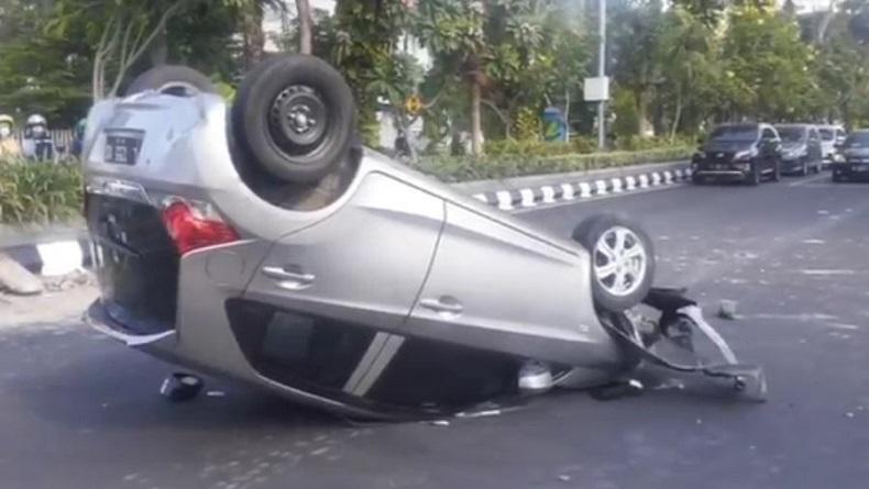 Pengemudi Mengantuk, City Car Tabrak Pembatas Jalan Raya Darmo Surabaya hingga Terbalik