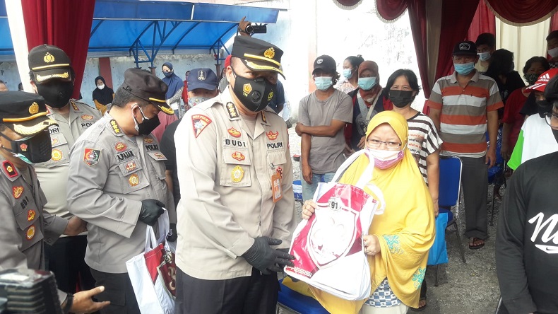 Polri Peduli Buka Gerai Vaksinasi dan Pembagian Bansos di Johar Baru