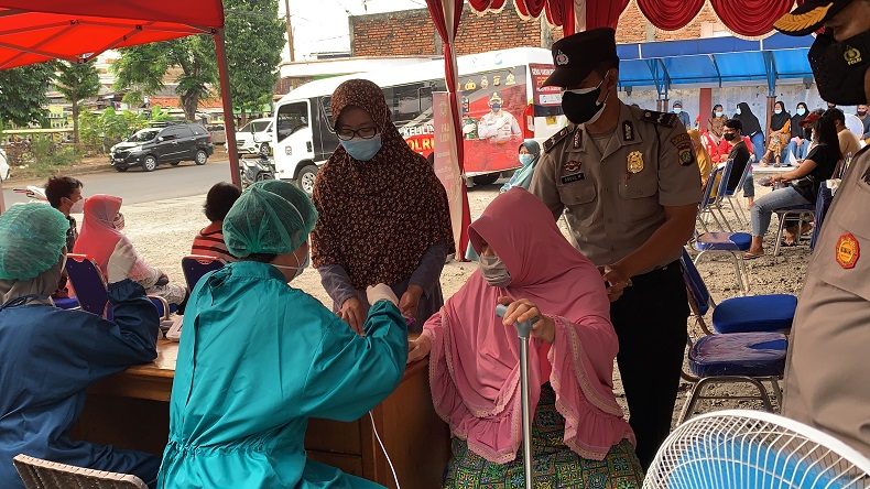 Ikut Vaksinasi Polri Peduli di Johar Baru, Warga: Senang Prosesnya Cepat