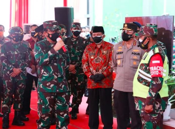 Panglima TNI Berikan Bantuan Laptop bagi Tenaga Tracer Covid-19 di Jawa Timur