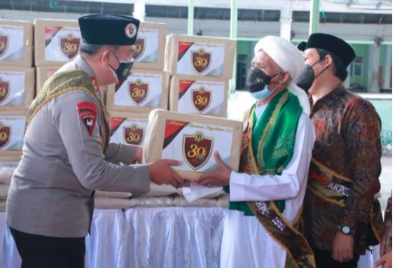Peringati 30 Tahun Alumni Akpol 91, Kapolda NTB Serahkan 3 Ton Sembako ke Pesantren