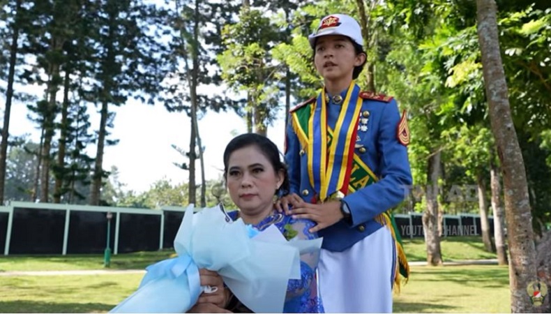 Mengharukan, Taruni Terbaik Akmil 2021 Ini Meminta Maaf kepada Sang Ibu
