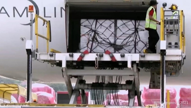 3,5 Juta Vaksin Moderna Bantuan AS Tiba di Bandara Soetta