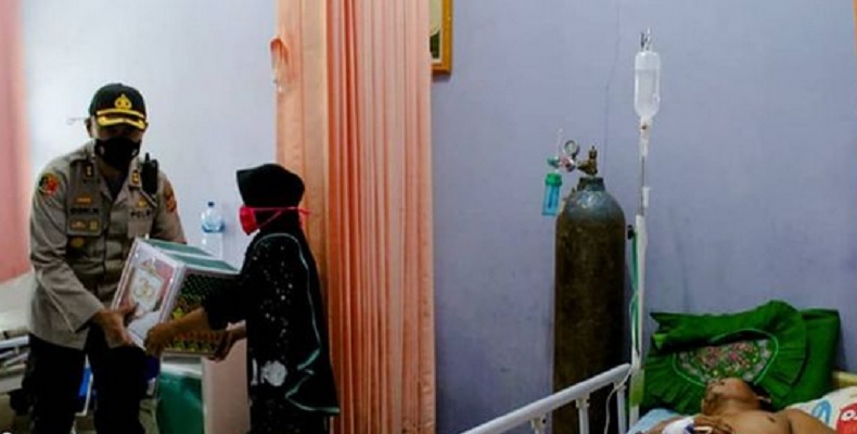 Kapolres Subulussalam Beri Bansos untuk Jaman, Petani yang Putus Kaki Tersabet Mesin Rumput