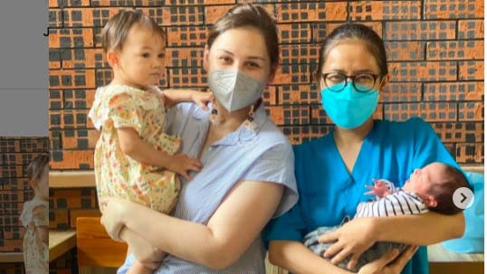 Mona Ratuliu Beri Keponakan ASI: Ibunya Pejuang Covid-19, Meninggal usai Melahirkan