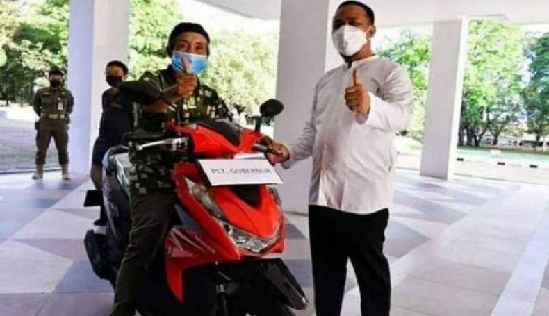 Kakek Bersepeda 15 Km untuk Vaksin Dapat Motor, Netizen: Viralkan daripada Joget-joget