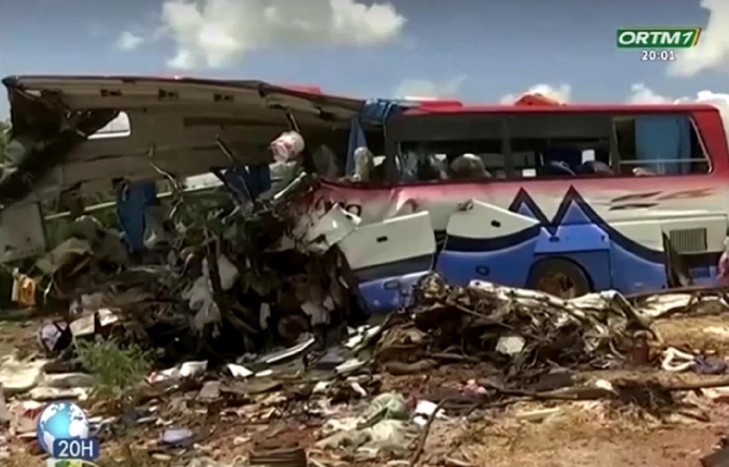 Truk Angkut Pekerja Pasar Tabrak Bus gara-gara Ban Pecah, 41 Orang Tewas