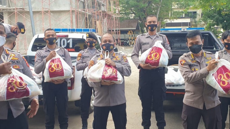 Akpol 91 Polda Gorontalo Bagikan 500 Paket Bahan Pokok ke Masyarakat Kurang Mampu
