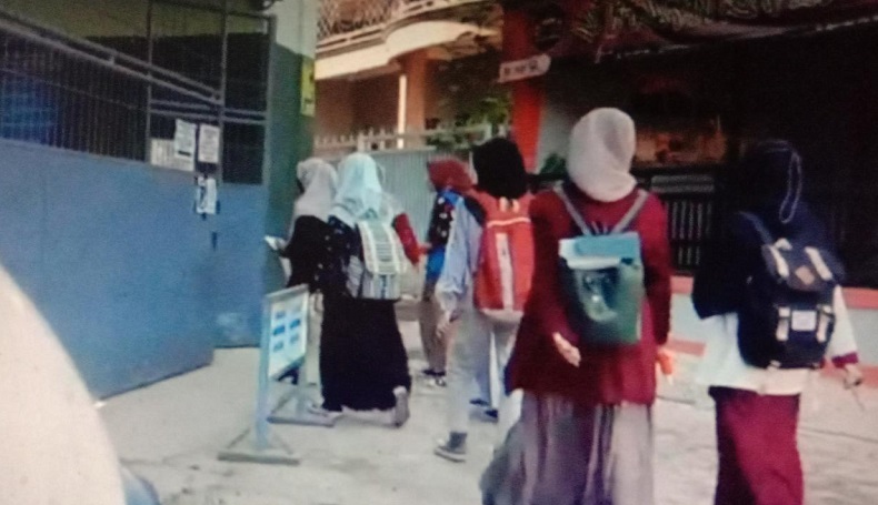 Diduga Gelar PTM, Siswa di Bandung Berbondong-bondong Datang ke Sekolah