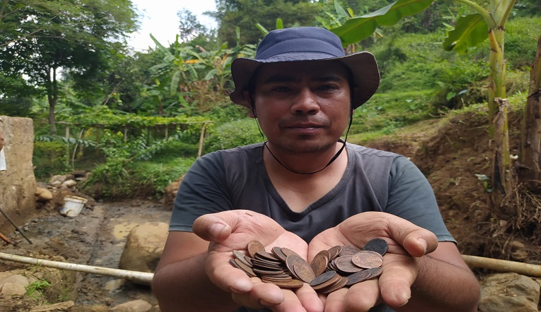 Gali Lahan untuk Wisata Pemandian, Warga KBB Temukan Ratusan Koin Kuno