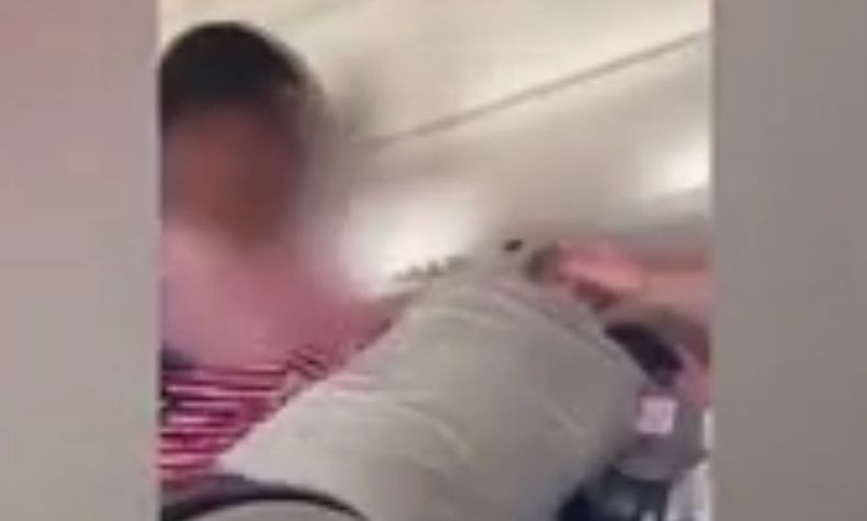 Viral, Penumpang Pesawat Baku Hantam Gara-Gara Posisi Sandaran Kursi