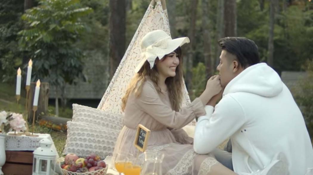Via Vallen Pamer Kemesraan Bareng Chevra Papinka di Video Klip, Netizen: Bikin Imun Naik 