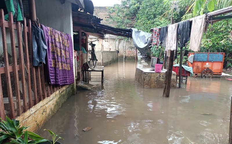 Banjir 50 Cm Rendam Cipinang Melayu, Mobil Damkar Dikerahkan Sedot Air