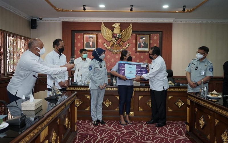 Jasa Raharja Serahkan Santunan Korban Penumpang KMP Yunicee Rp862 Juta