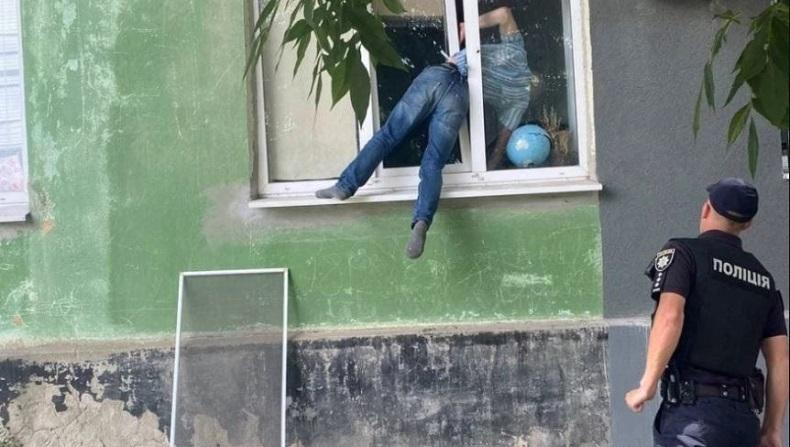 Niat Hati Goda Mantan Pacar, Pria Ini Malah Hampir Tewas Terjepit Jendela