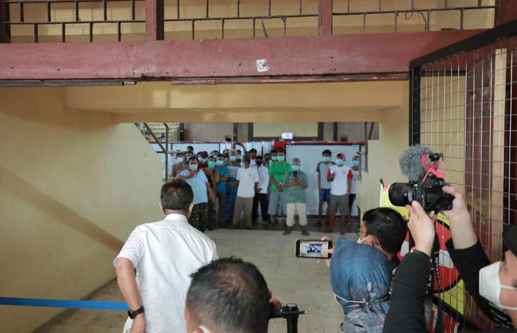 Kunjungi Selter Terpusat di Klaten, Menko Luhut: Pemda Harus Tangani Pasien Covid-19
