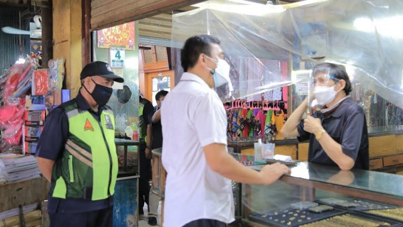 Pengawasan Prokes Pasar di Tangerang Diperketat, Petugas Siaga Pagi hingga Malam