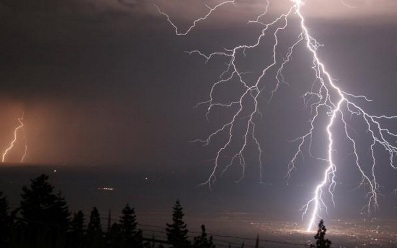 Teknisi AC di Bogor Tewas Tersambar Petir, Sempat Diminta Turun saat Azan Berkumandang