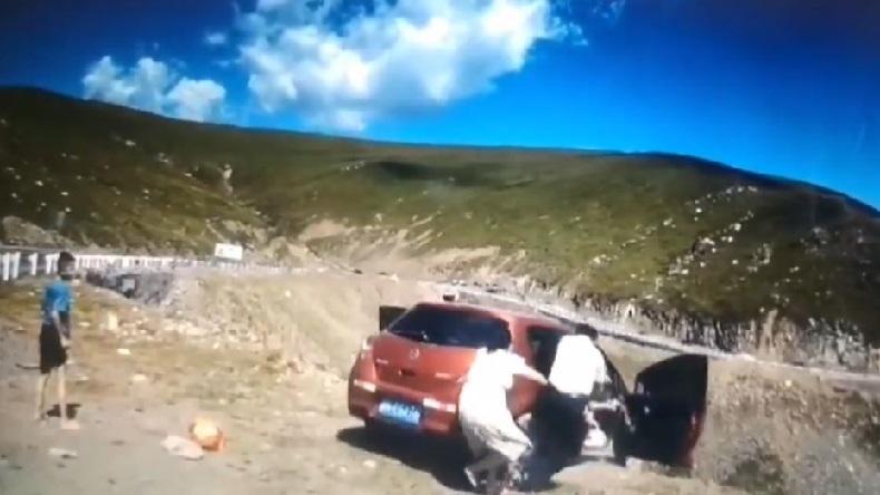 Mobil Melaju ke Jurang Terekam Kamera, 1 Penumpang Masih Terikat Sabuk Pengaman