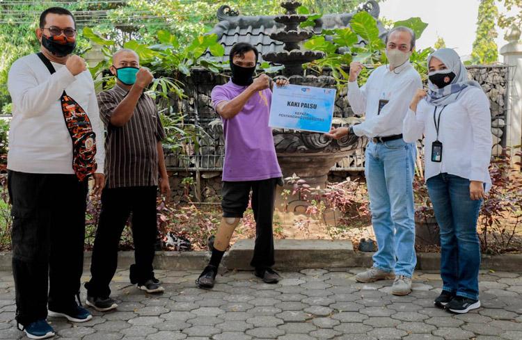 Dukung Kemandirian Disabilitas, PT TWC Salurkan Bantuan Kaki Palsu 