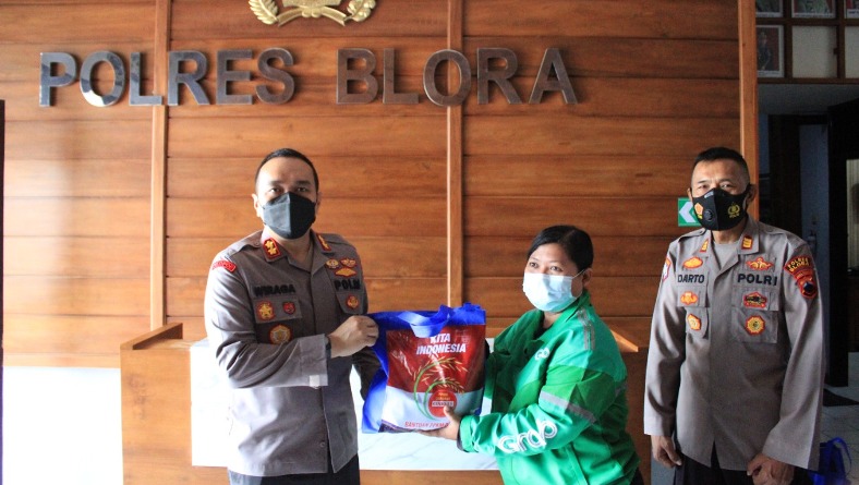Puluhan Pengemudi Ojol Terima Bansos dari Polres Blora 