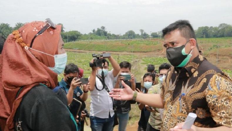 Aksi Bobby Nasution Tenangkan Keluarga yang Menangis Sedih di Pemakaman Covid-19