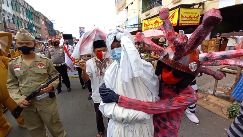Ingatkan Bahaya Covid-19, Polisi di Lampung Keliling Pasar Bawa Pocong dan Keranda