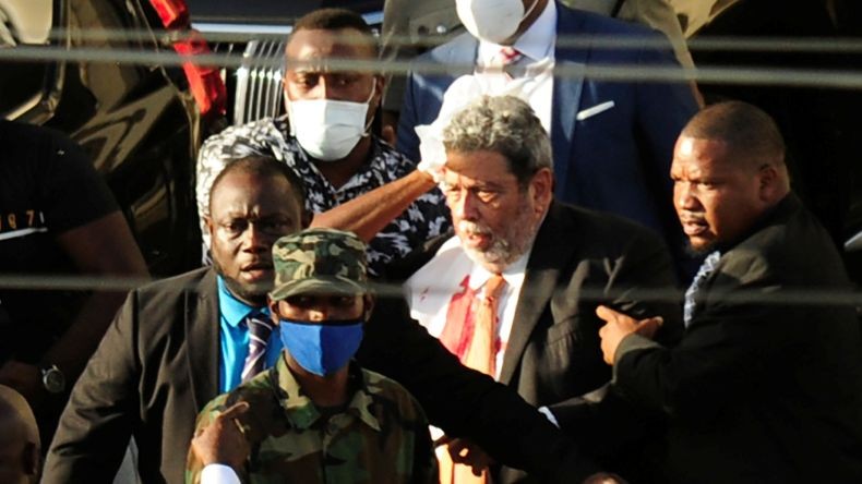 Dilempar Batu oleh Demonstran, PM St Vincent dan Grenadines Luka Parah Dilarikan ke RS