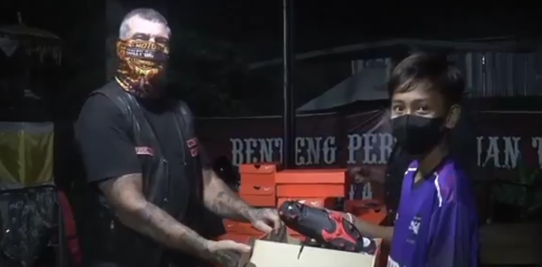 2 Bule Klub Motor Bikers Brotherhood Sumbang 30 Sepatu Bola untuk Anak Bali