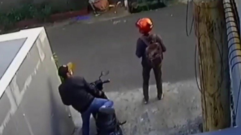 Terekam CCTV, Motor Warga di Jalan Sasak Kebon Jeruk Kemalingan usai Beli Nasi Uduk