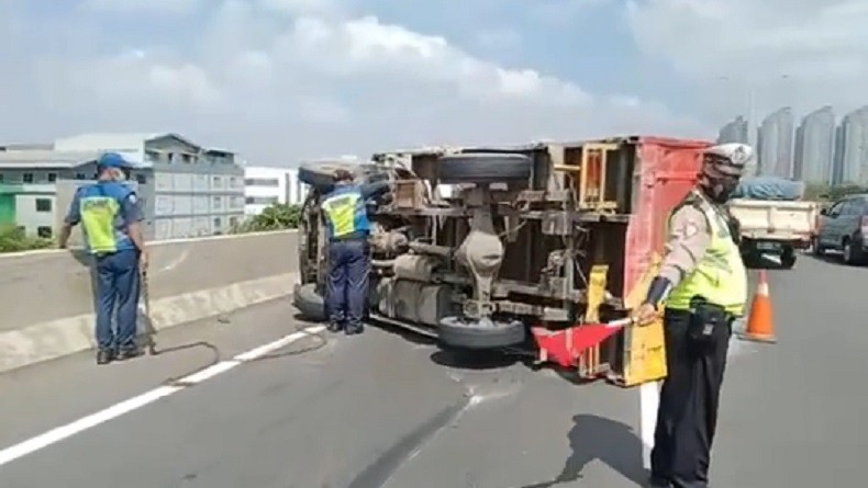 Truk Terguling di KM 19 Tol Ancol Arah Pluit, Lalu Lintas Tersendat