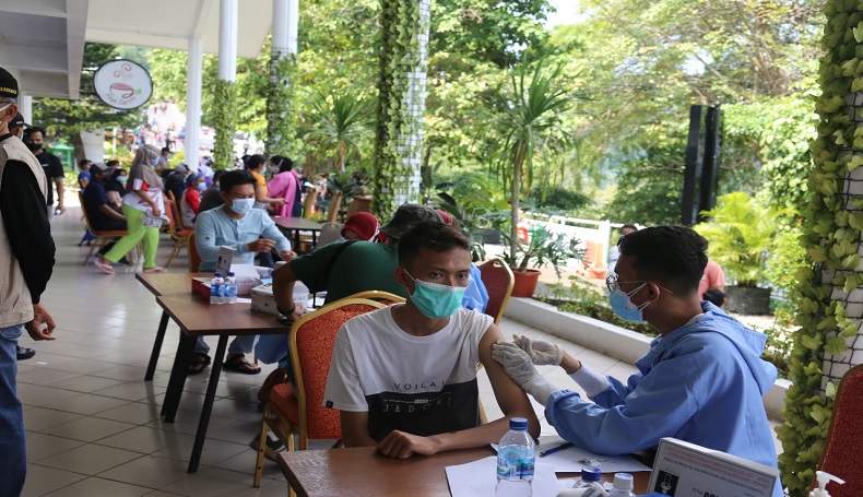 Atasi Stres saat Vaksinasi, Ribuan Warga Purwakarta Divaksin di Tempat Wisata