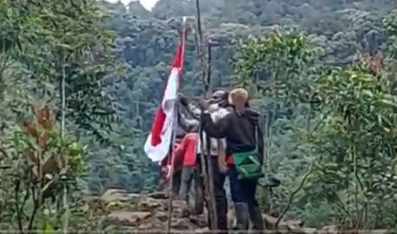 Warga Tembagapura Semangat Pasang Bendara Merah Putih di Rumah