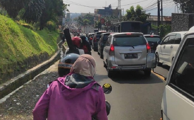Libur 1 Muharram 1443 H, Jalur Puncak Padat Siang Ini