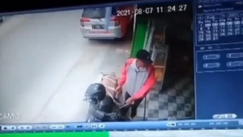 Lupa Cabut Kunci, Motor Kurir di Bekasi Dibawa Kabur Pencuri Terekam CCTV