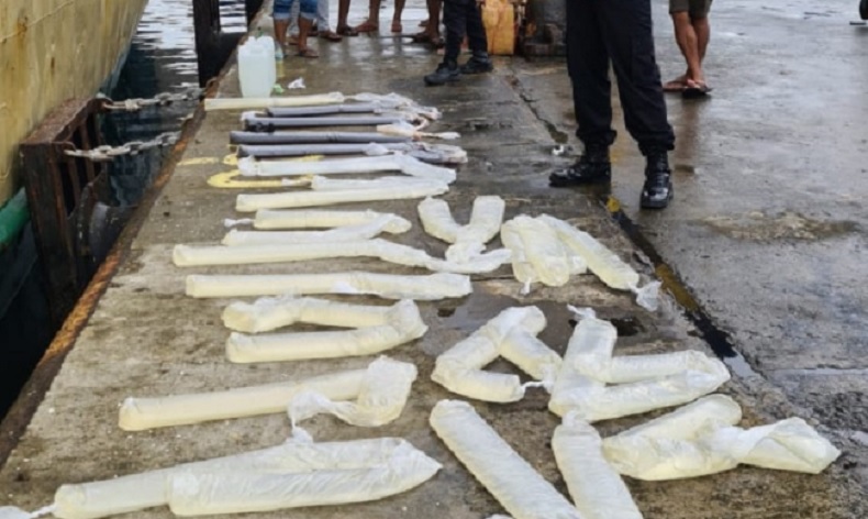 260 Liter Miras Sopi Dimusnahkan di Pelabuhan Ambon, Pemiliknya Menghilang