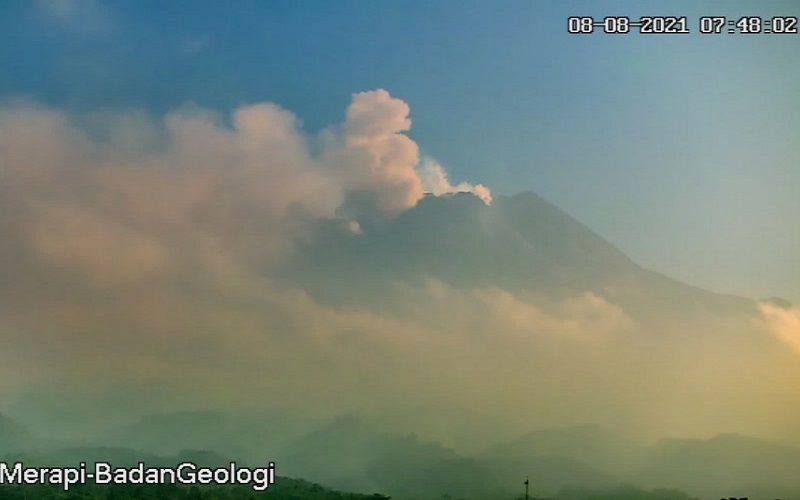 Gunung Merapi Luncurkan Awan Panas Sebanyak Lima Kali